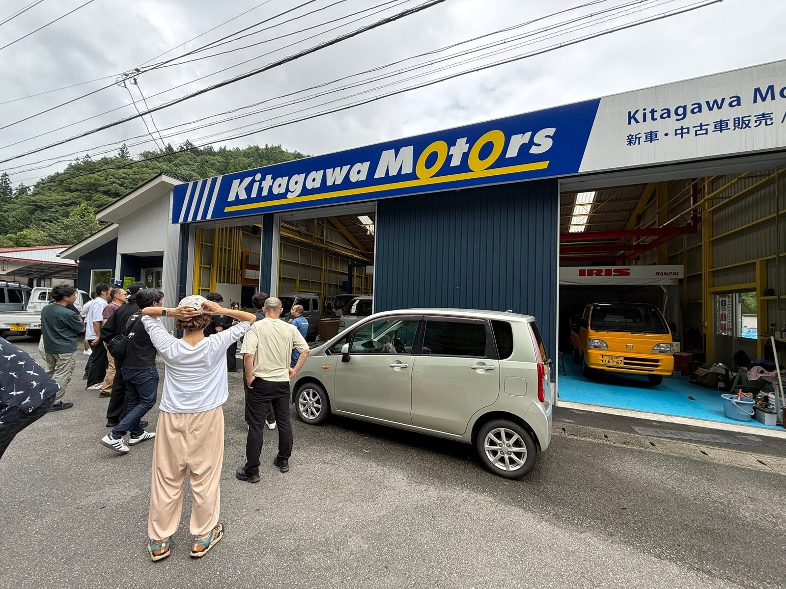 北川モータースの店構えと視察の様子