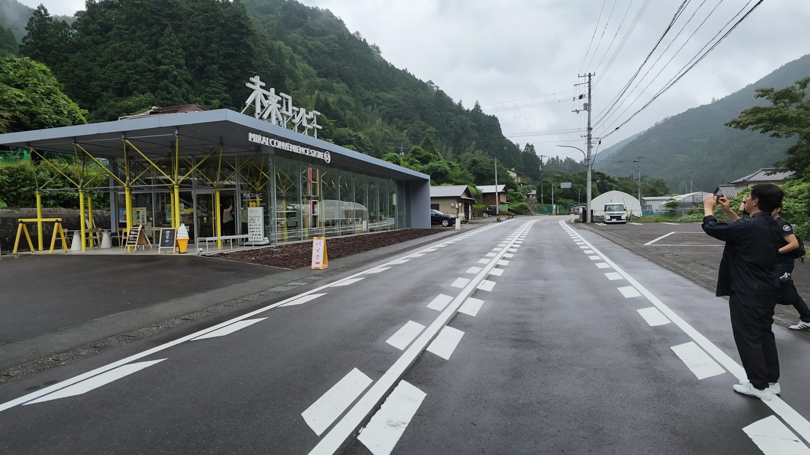 山あいに建つ未来コンビニ